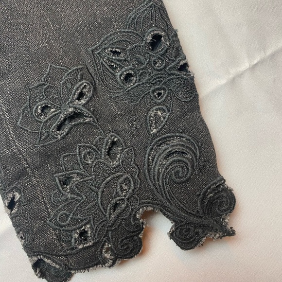 American Eagle 
Super Hi-Rise Jegging Crop 
Size: 8 - Picture 4 of 7